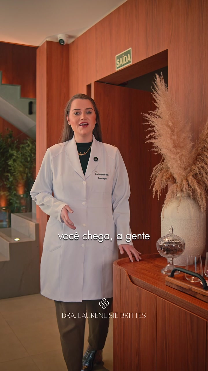 Médica em um ambiente de sua clínica